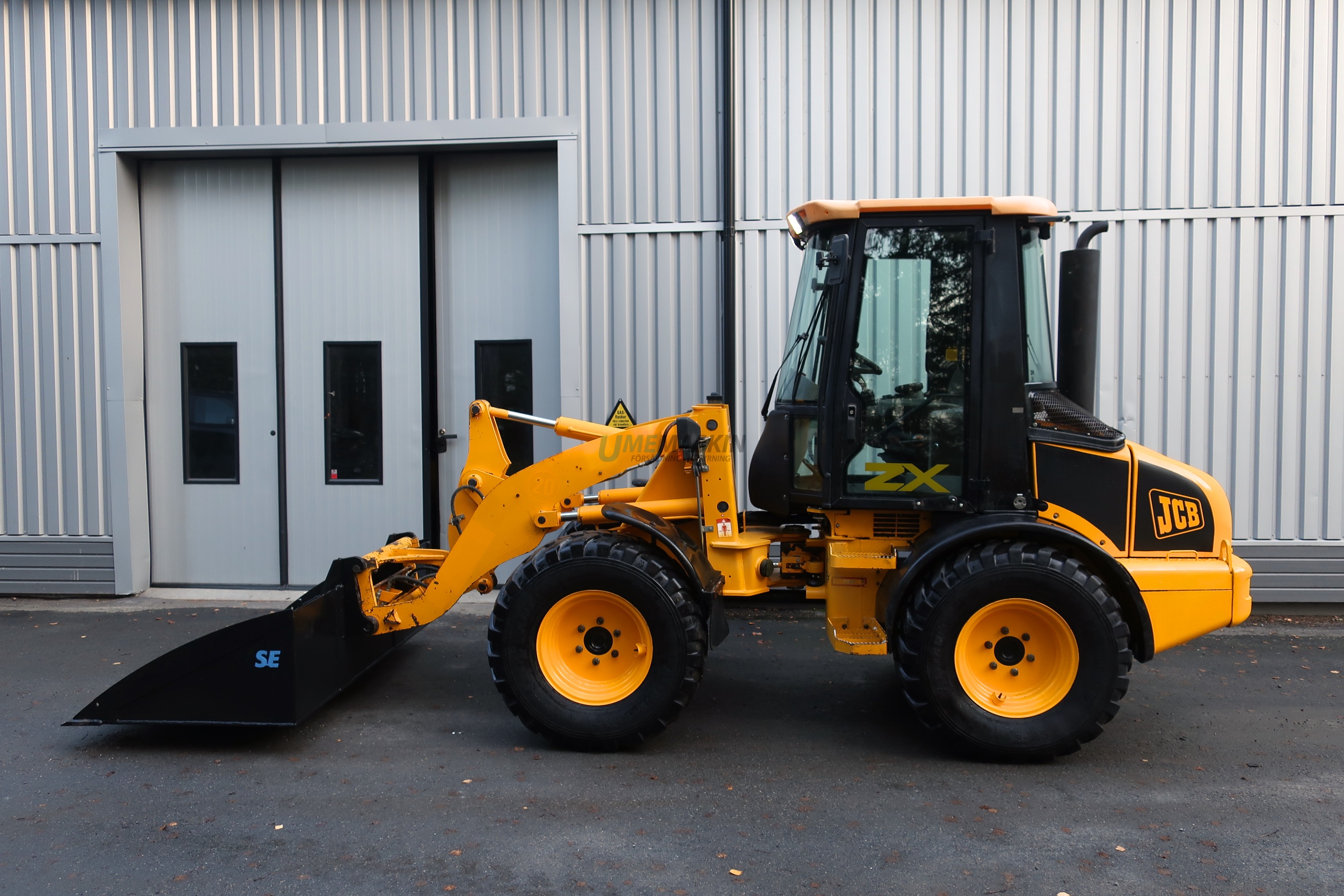 JCB 409 -04