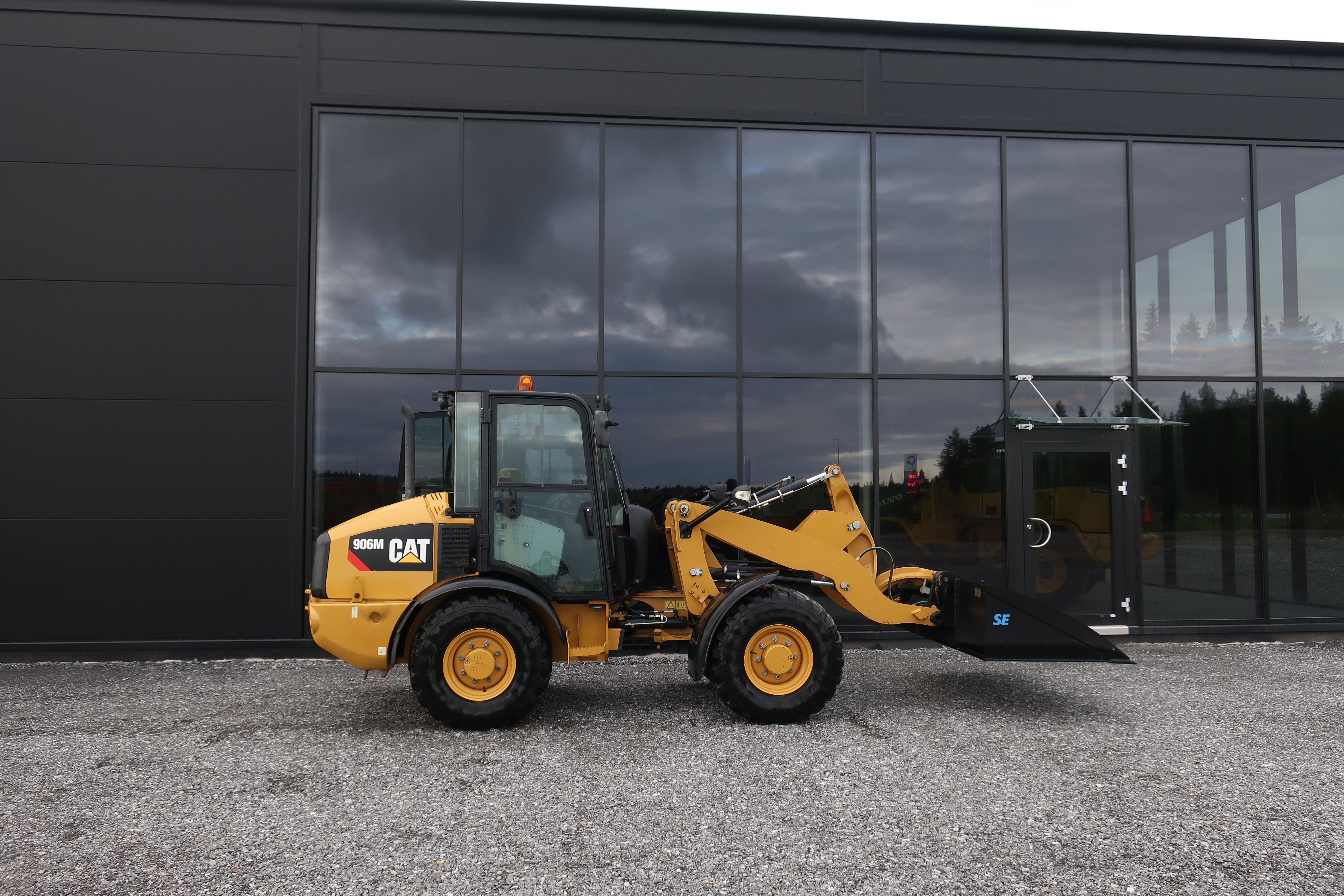 Cat 906M -17