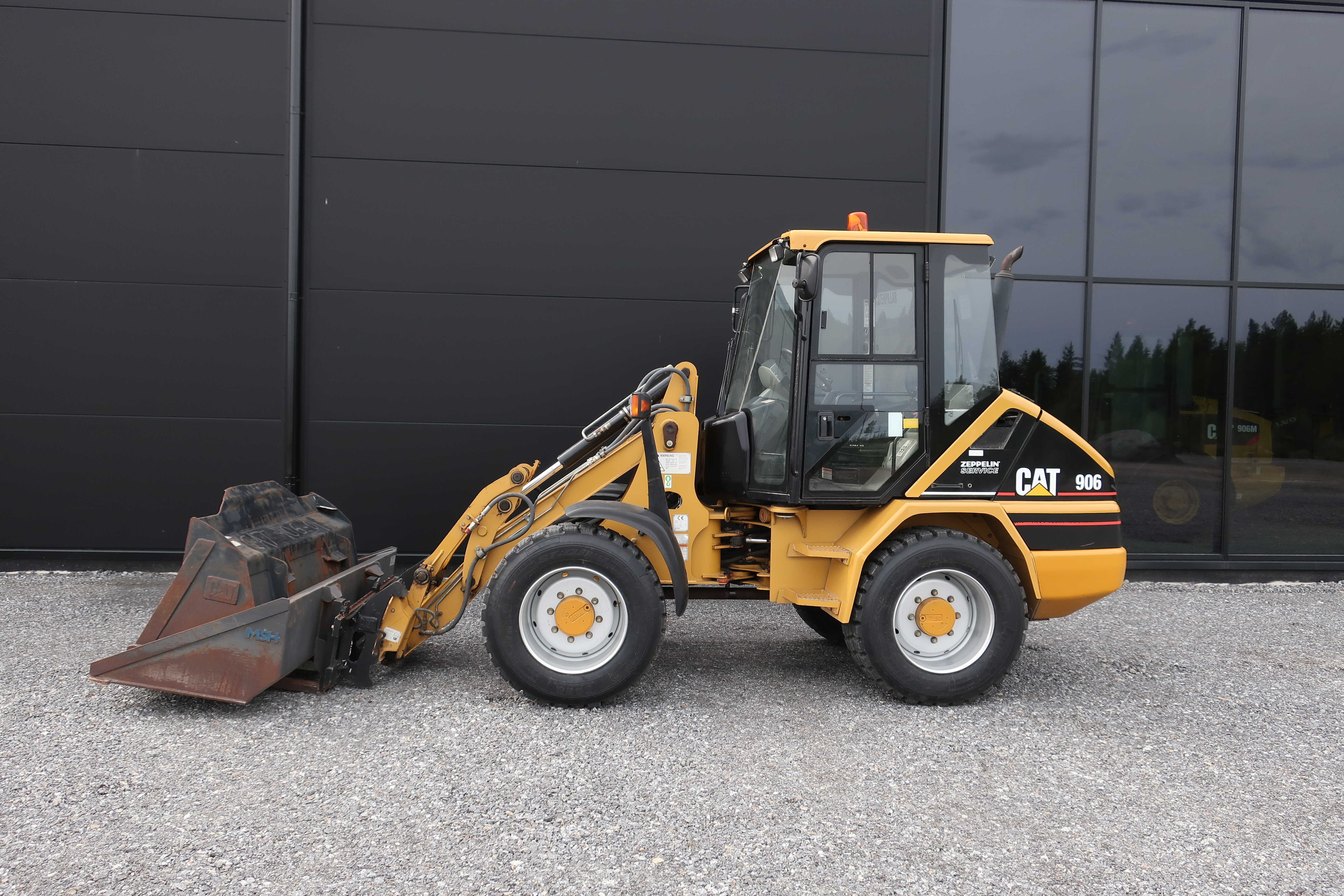 Cat 906 -01