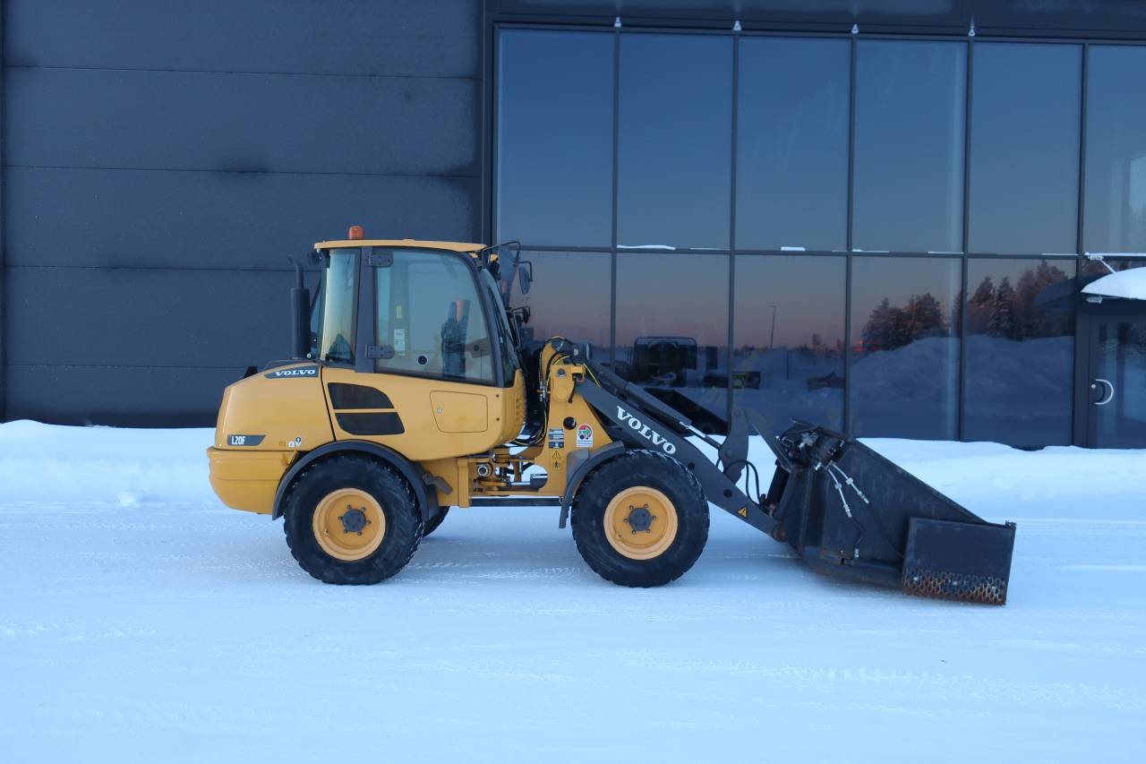 Volvo L20F -16 med Klaffskopa