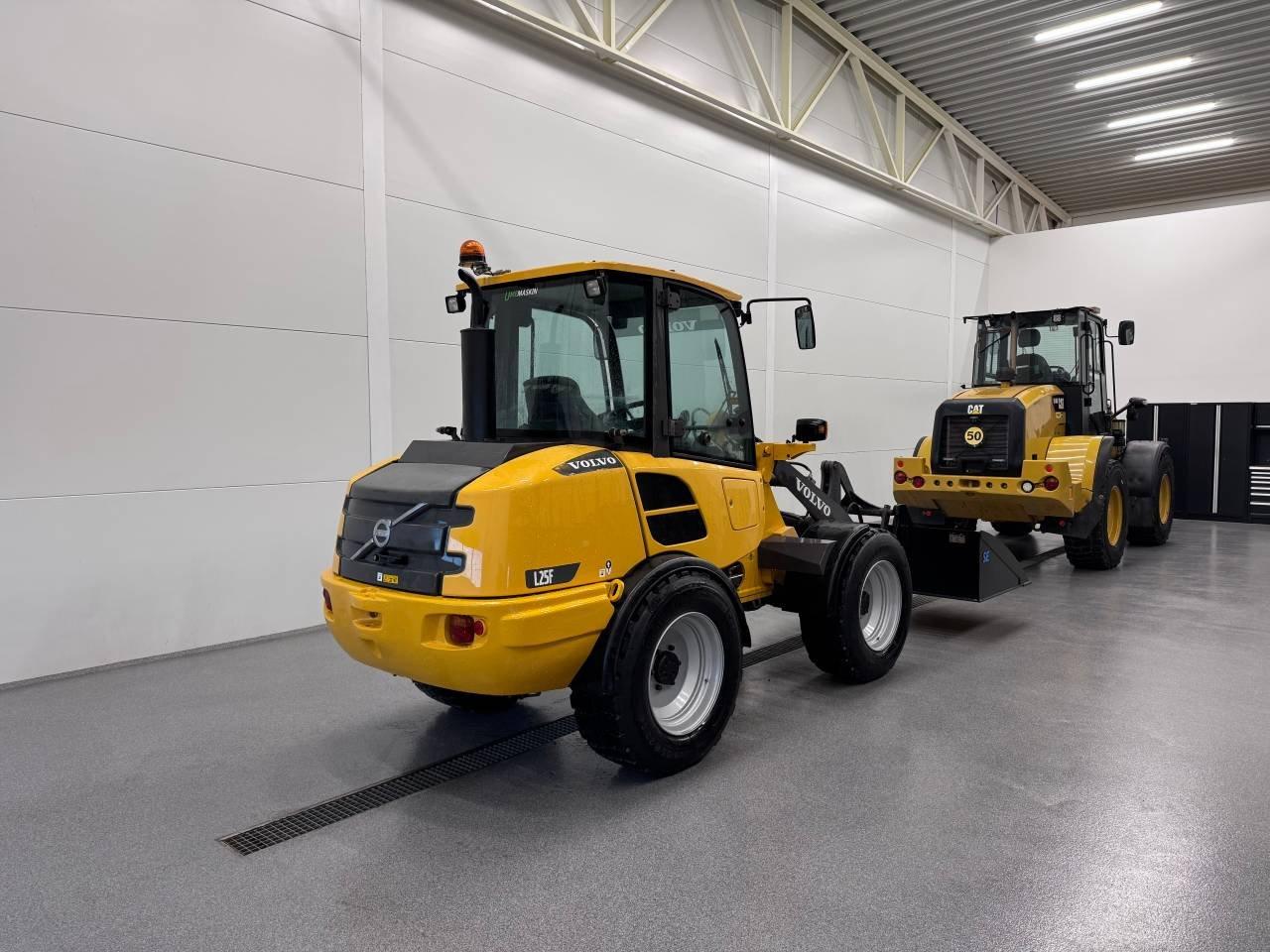 Bild på Volvo L25F Med nya snödäck