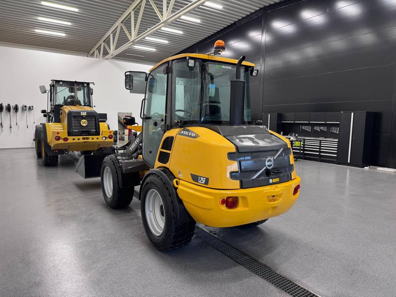 Bild på Volvo L25F Med nya snödäck