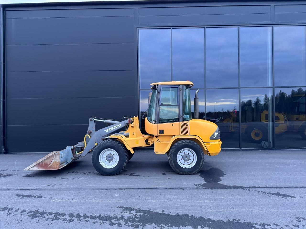 Volvo L30B med planerskopa o gafflar