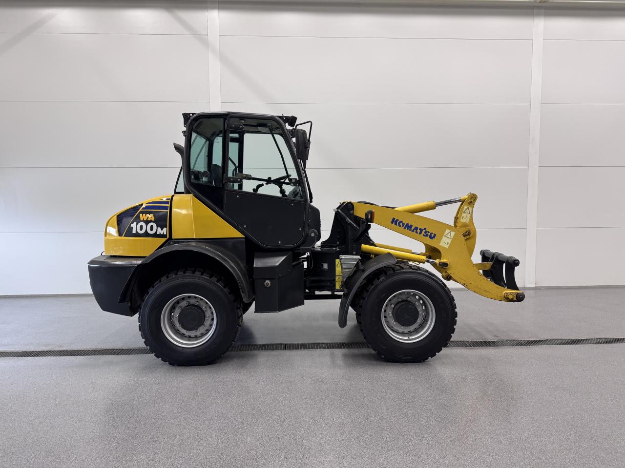 Komatsu WA100
