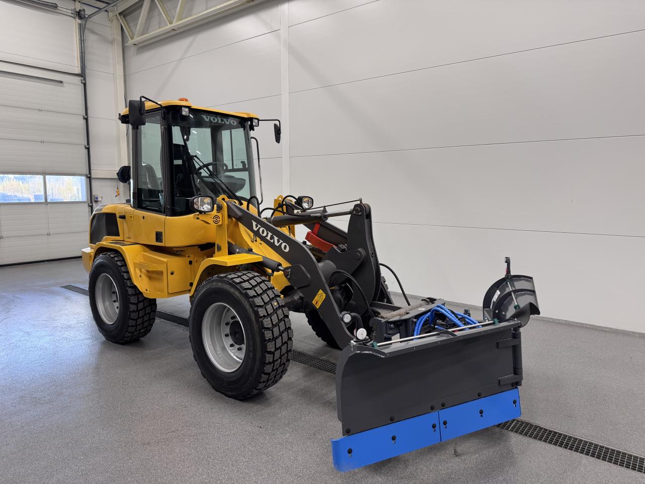 Bild på Volvo L30G Med vikplog