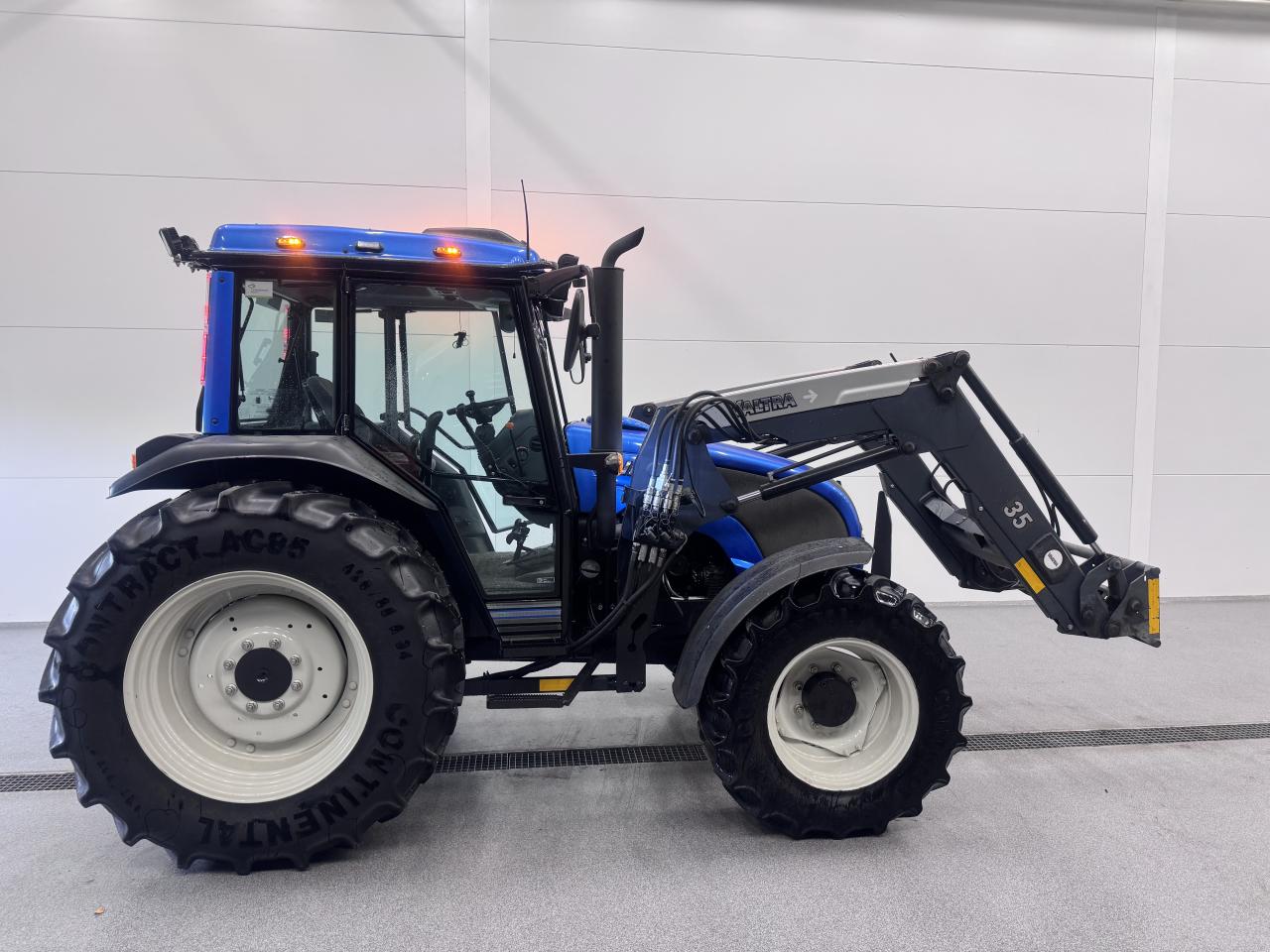Valtra A72 Med skogshytt
