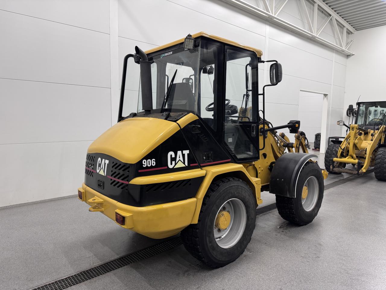 Bild på Cat 906 med redskap