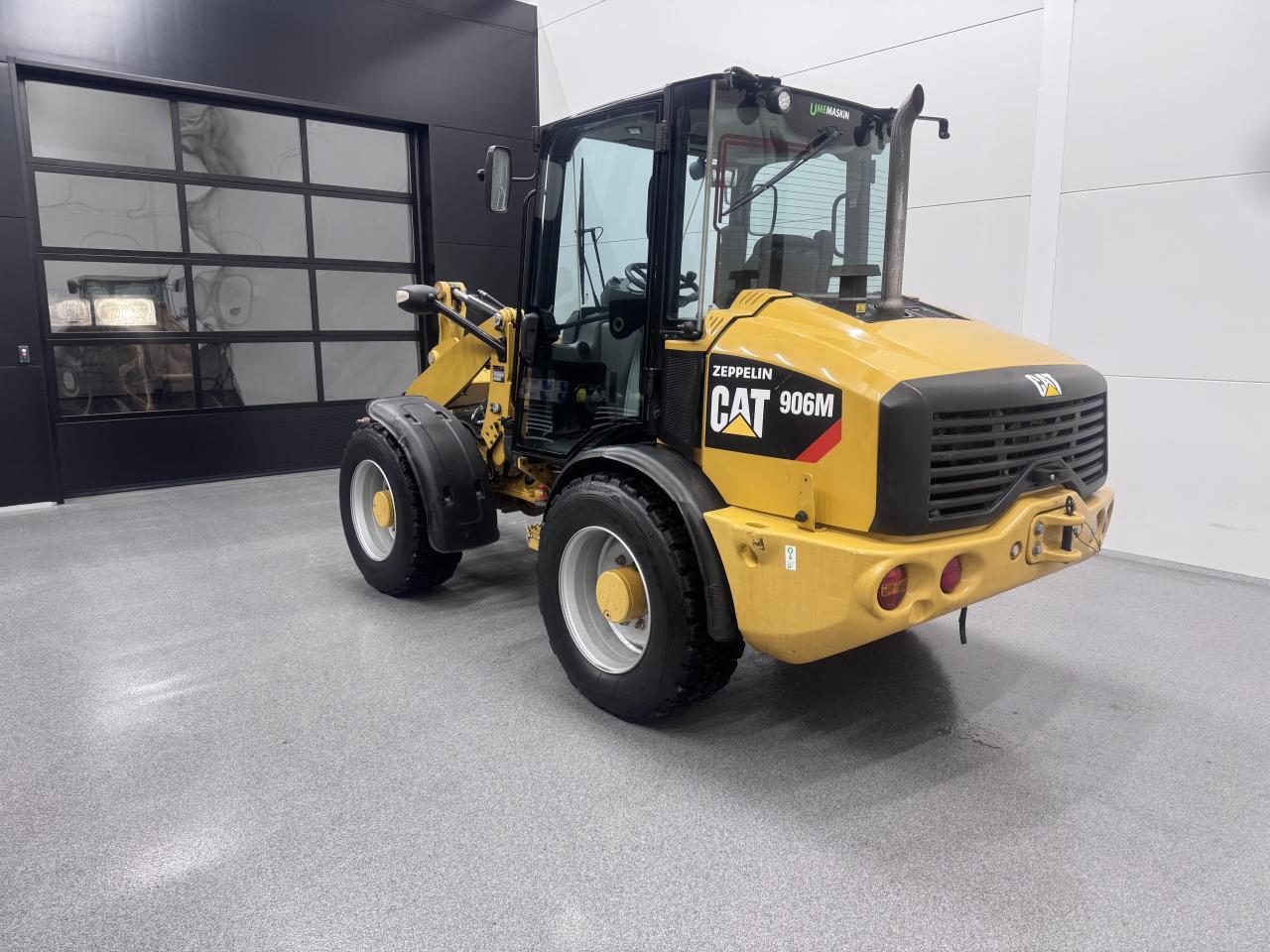 Bild på Cat 906M med nya snödäck