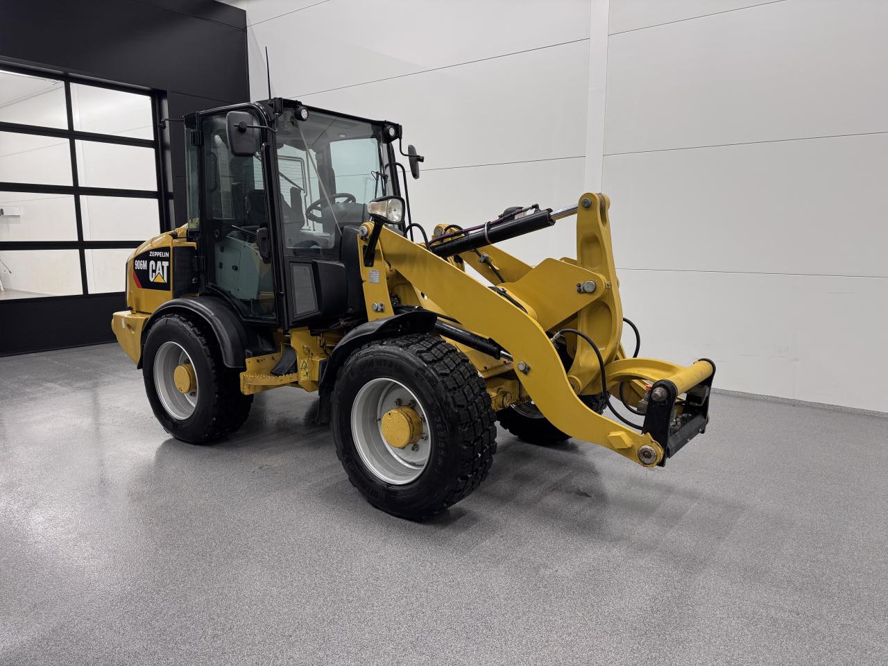 Bild på Cat 906M med nya snödäck