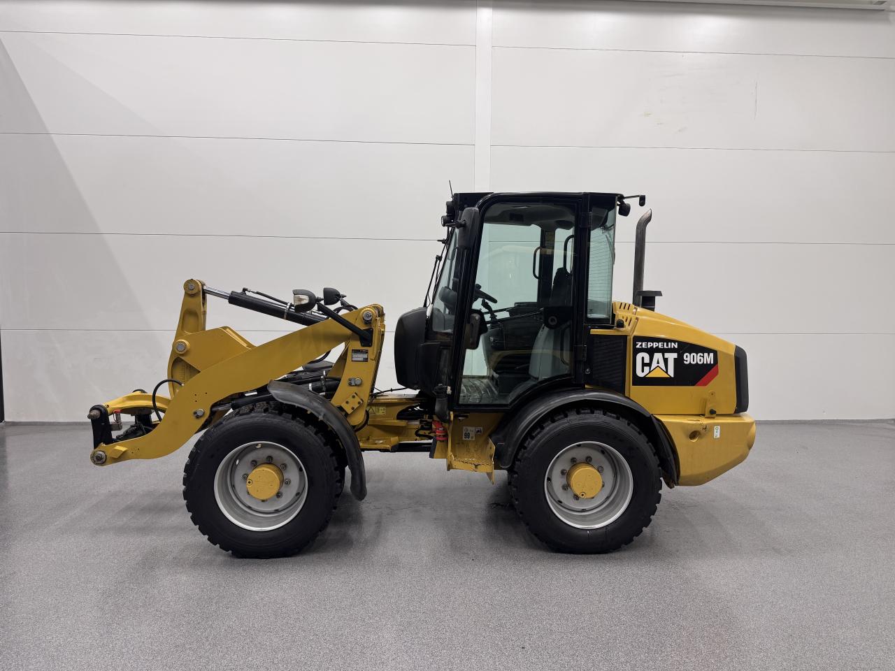 Bild på Cat 906M med nya snödäck