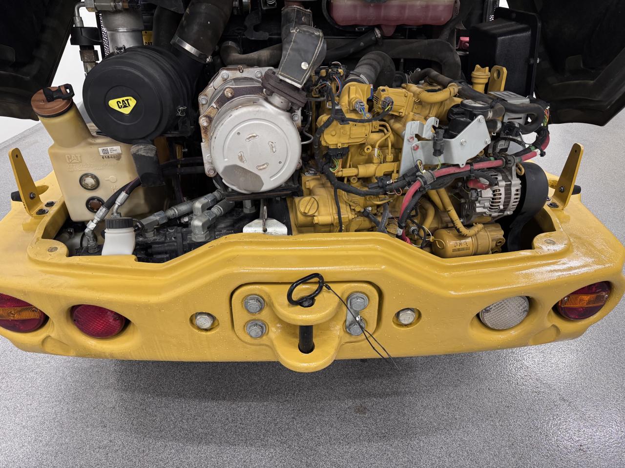 Bild på Cat 906M med nya snödäck