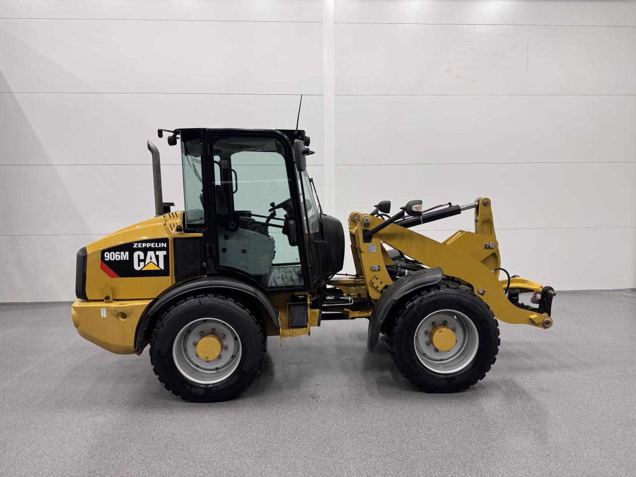 Cat 906M med nya snödäck