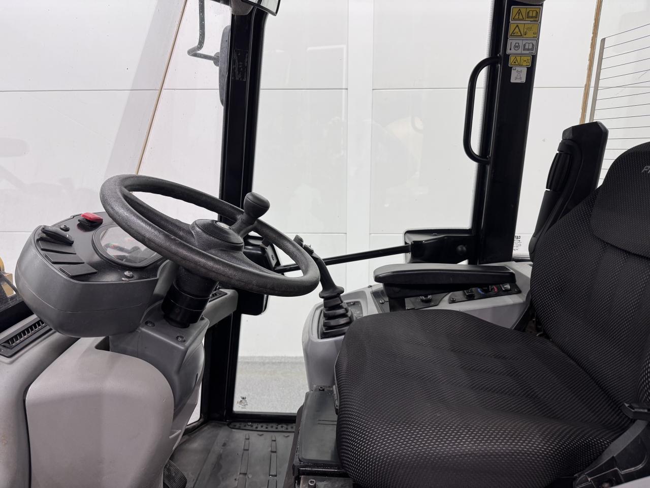 Bild på Cat 906M med nya snödäck