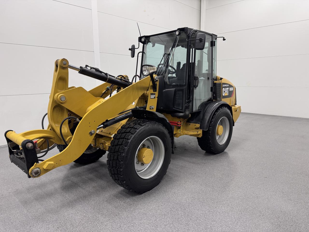 Bild på Cat 906M med nya snödäck