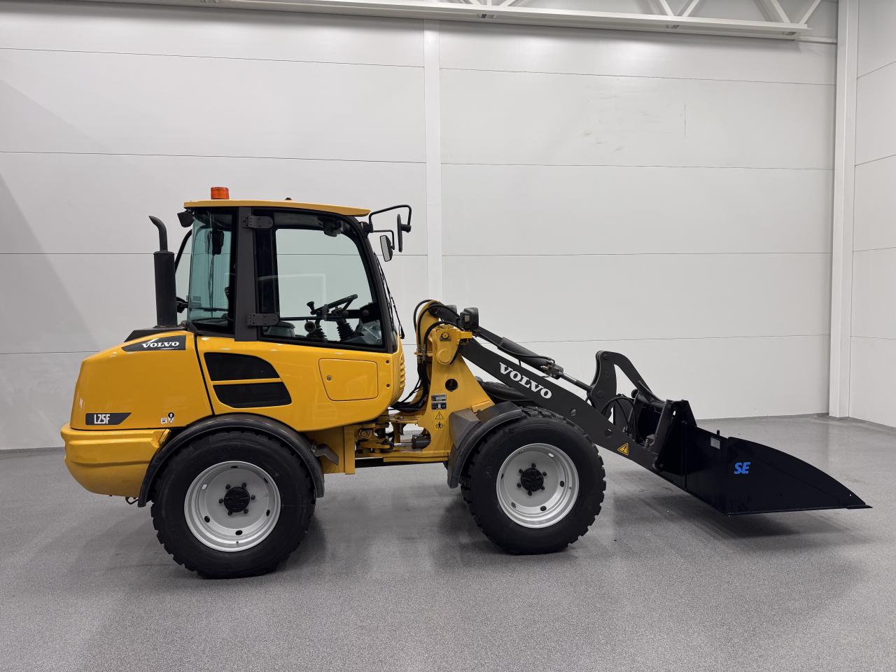 Volvo L25F med nya snödäck