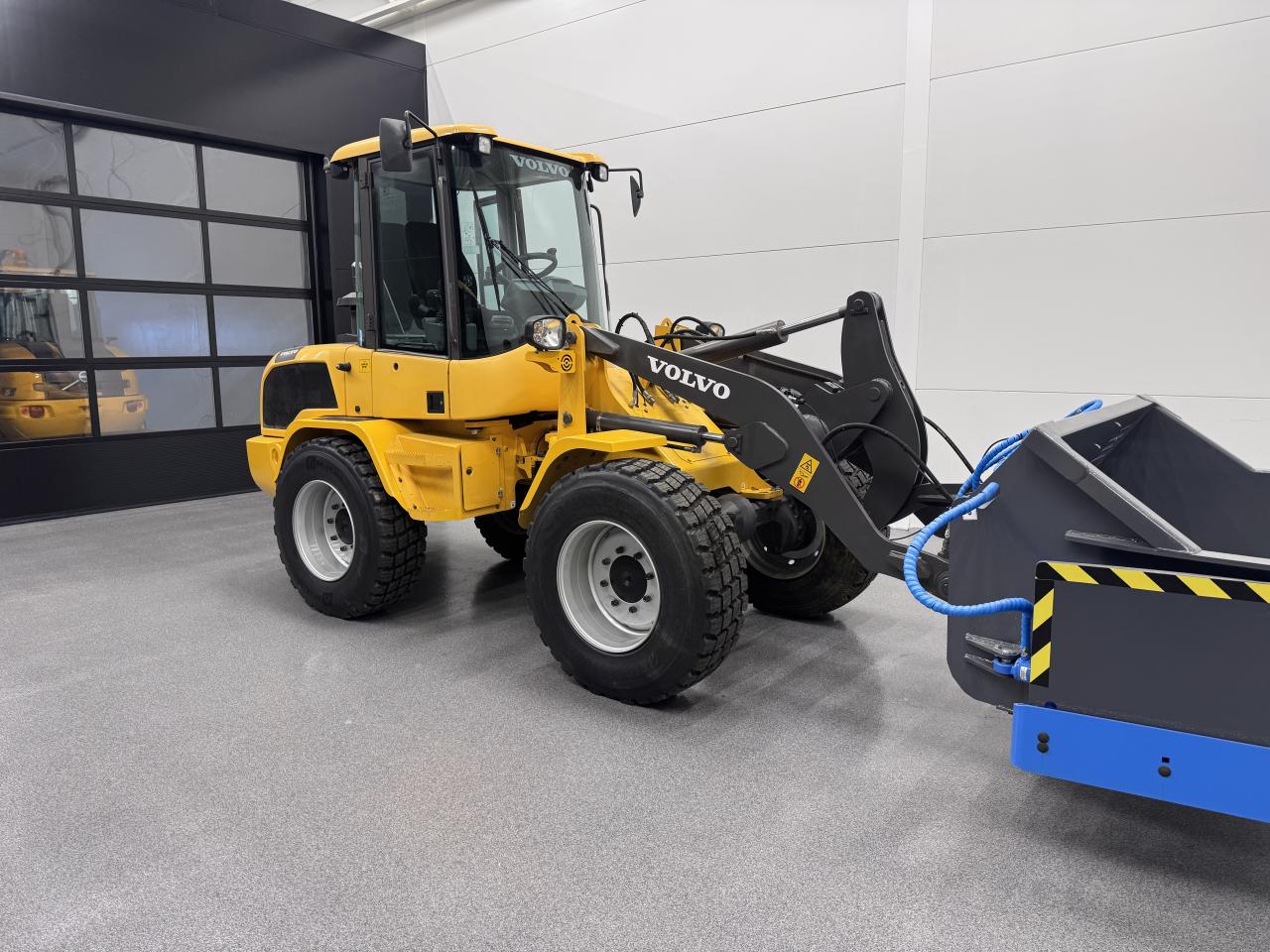 Bild på Volvo L30G med klaffskopa