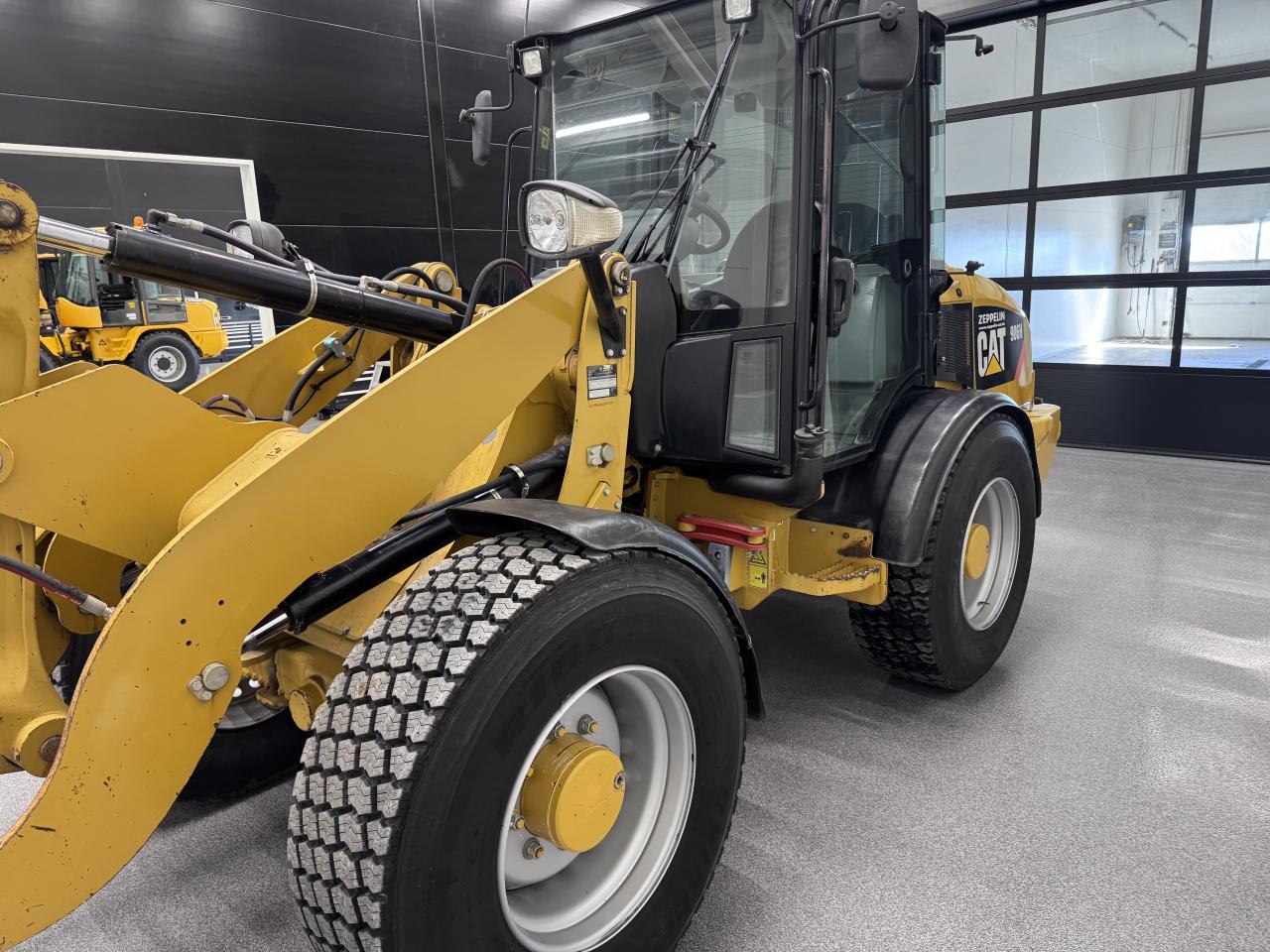 Bild på Cat 906H Med redskap