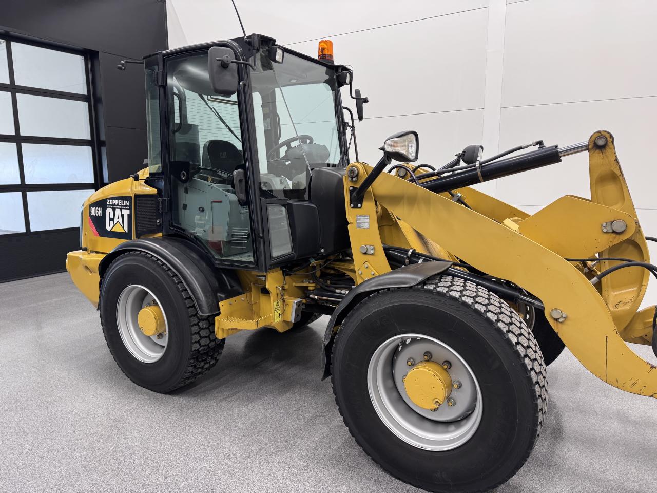Bild på Cat 906H Med redskap