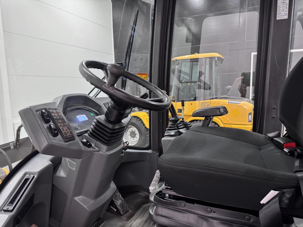 Bild på Volvo L30G med nya snödäck