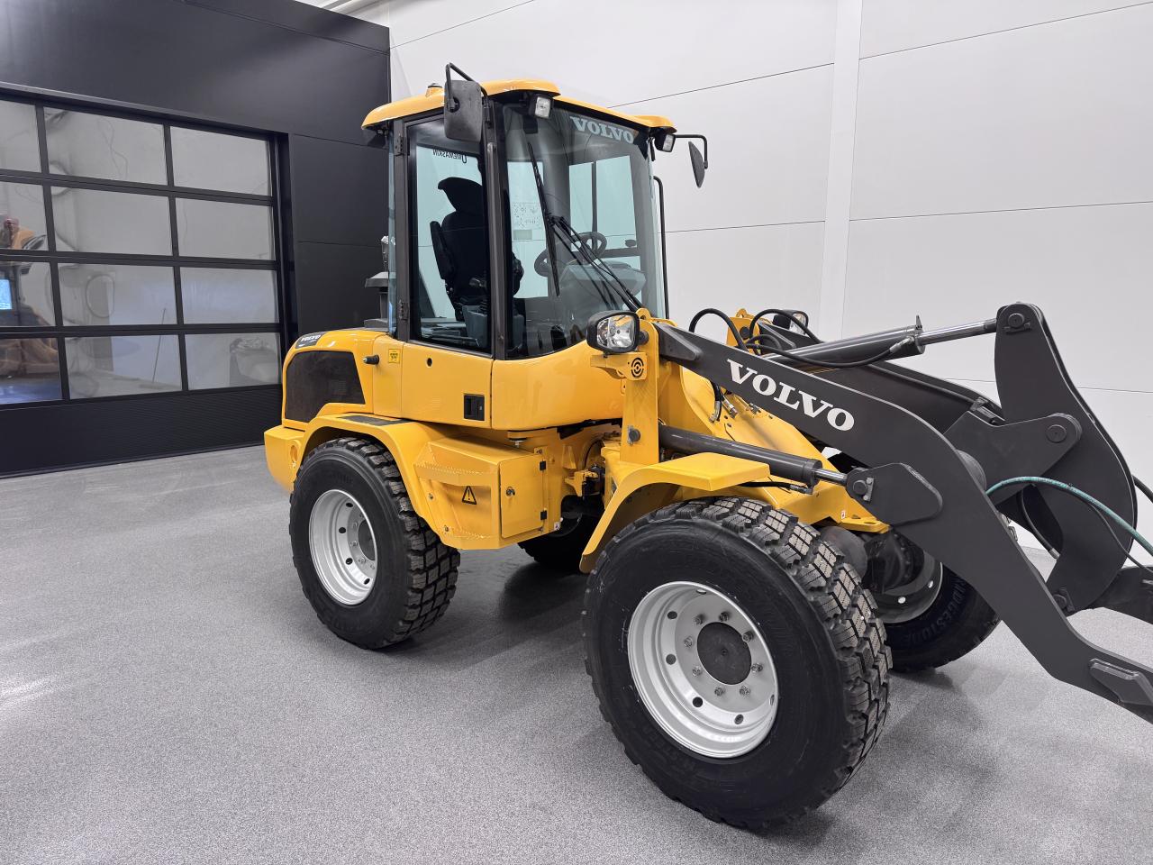 Bild på Volvo L30G med nya snödäck