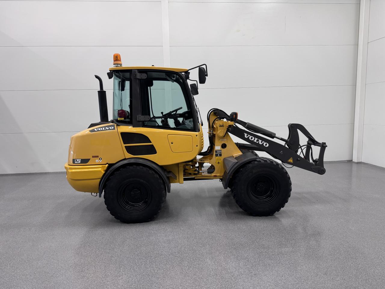 Volvo L25F med redskap
