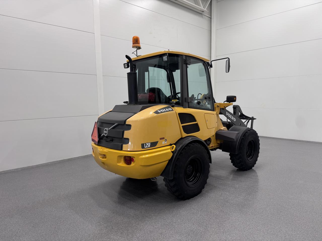 Bild på Volvo L25F med redskap